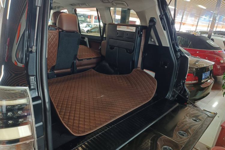 Used Toyota Land Cruiser 2019 5.7L 7-Seater Middle East Version Trunk