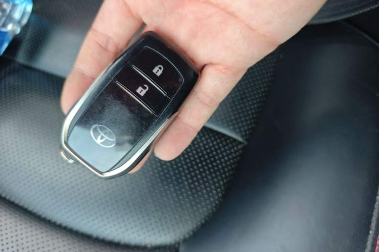 Used Toyota Land Cruiser 2019 4.0L GX-R Eight-Cylinder Underbody Lighting Flowing LED Lights – Middle East Vehicle Key