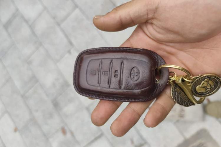 Used Toyota Land Cruiser 2019 4.0L VX-R Lowered Suspension Middle East Vehicle Key