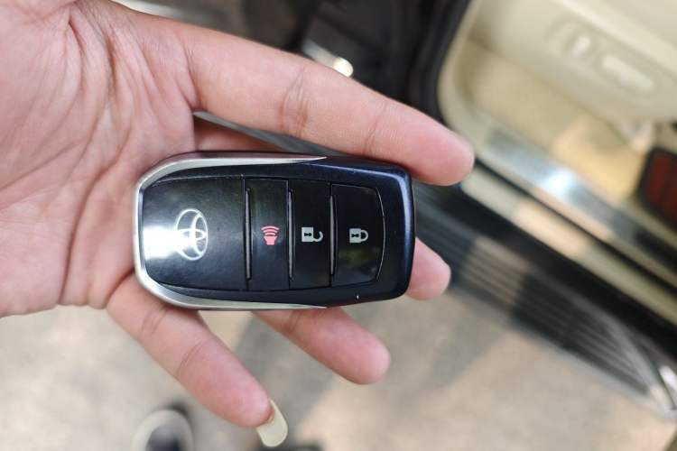 Used Toyota Land Cruiser 2019 4.0L GX-R 7 Seats Parallel Import Vehicle Key