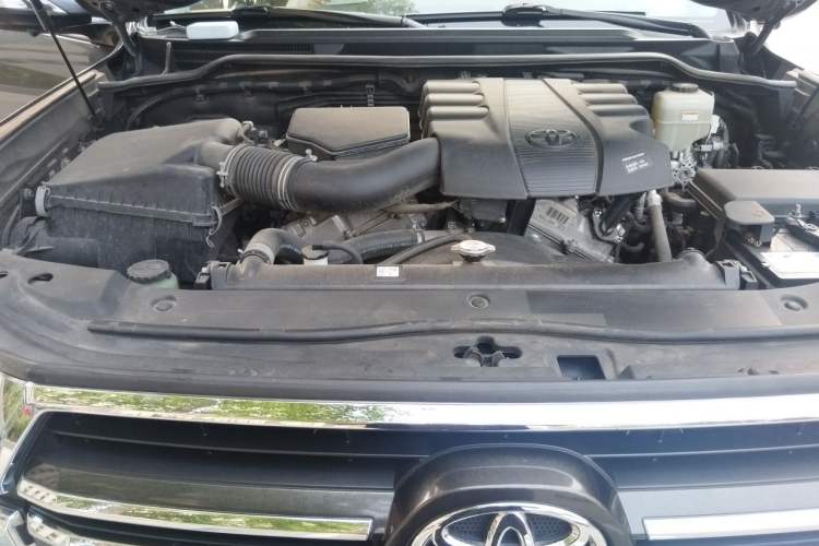 Used Toyota Land Cruiser  Engine Bay
