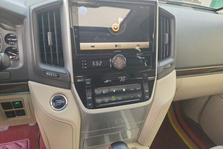 Used Toyota Land Cruiser 2019 4.0L GX-R GT Dual Fuel Sunroof Velvet Interior – Middle East Specification Audio And AC Panel
