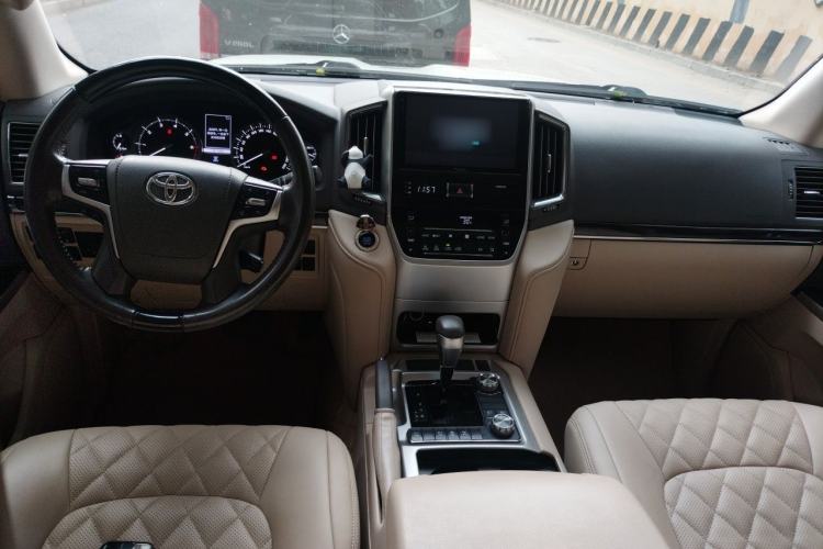 Used Toyota Land Cruiser 2019 5.7L 7-Seater Middle East Version Center Console