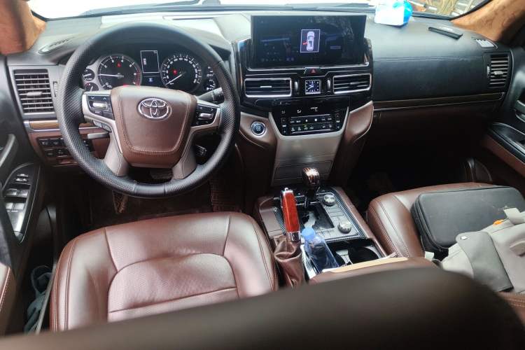 Used Toyota Land Cruiser 2019 4.0L VX-R Lowered Suspension Middle East Center Console