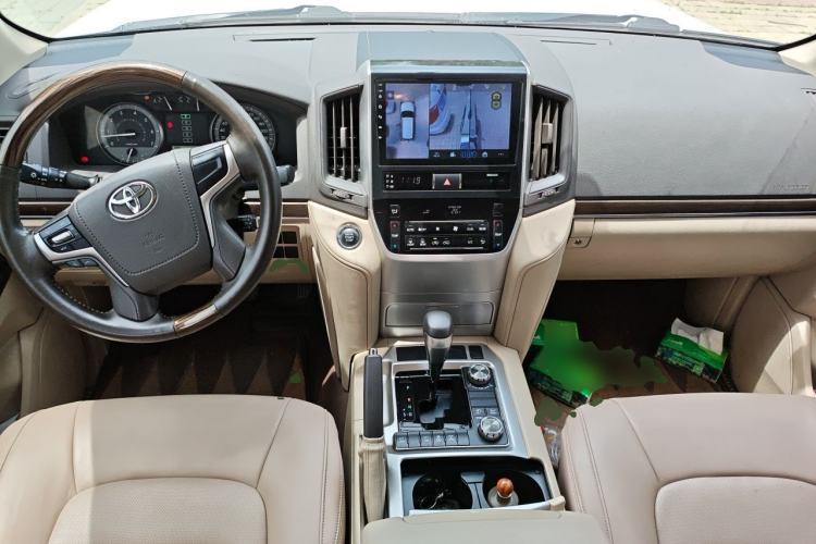 Used Toyota Land Cruiser 2019 4.0L VX-R Lowered Suspension Middle East Center Console