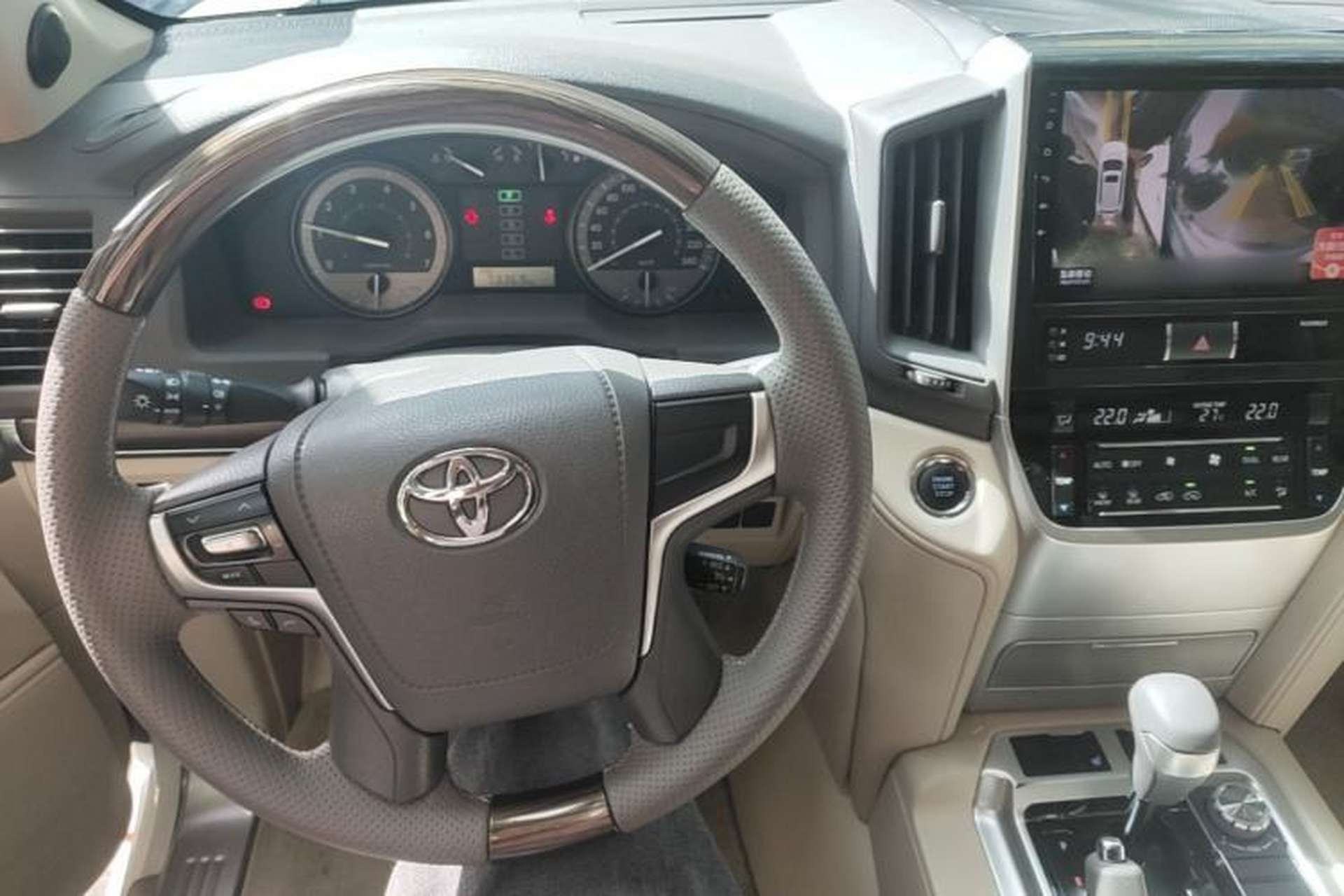 Used Toyota Land Cruiser 2019 4.0L 7-Seater Automatic Transmission Middle East Version Center Console