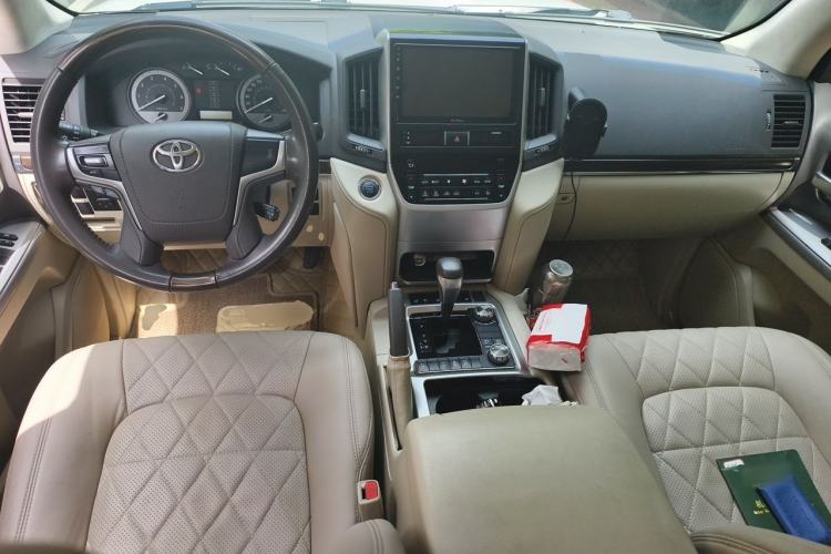 Used Toyota Land Cruiser 2019 4.0L Iron Wheels Refrigerator with Electric Base Basic Version—Middle East Center Console