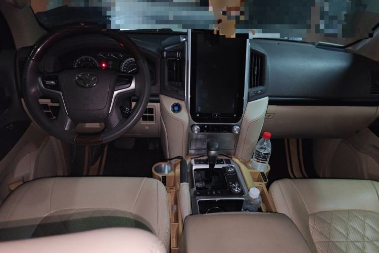 Used Toyota Land Cruiser 2019 4.0L Iron Wheels Refrigerator with Electric Base Basic Version—Middle East Center Console