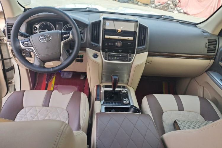 Used Toyota Land Cruiser 2019 4.0L GX-R GT Dual Fuel Sunroof Velvet Interior – Middle East Specification Center Console