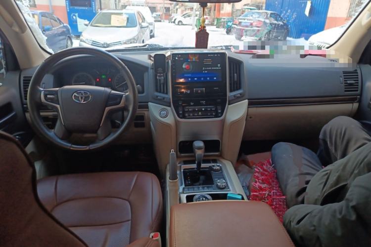 Used Toyota Land Cruiser 2019 4.0L Iron Wheels Refrigerator with Electric Base Basic Version—Middle East Center Console