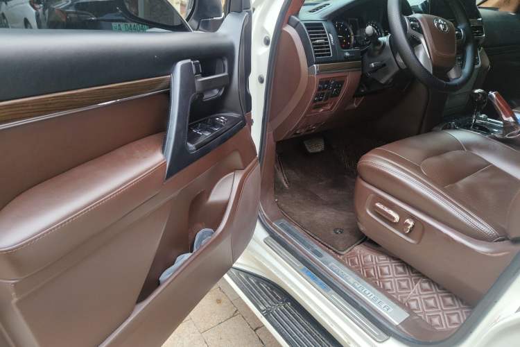 Used Toyota Land Cruiser 2019 4.0L VX-R Lowered Suspension Middle East Driver Seat