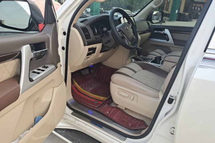 Used Toyota Land Cruiser 2019 4.0L GX-R GT Dual Fuel Sunroof Velvet Interior – Middle East Specification Driver Seat