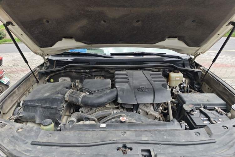 Used Toyota Land Cruiser  Engine Bay