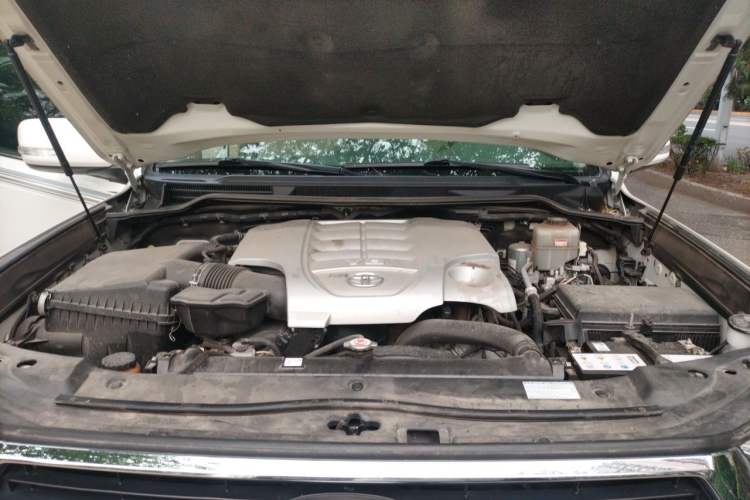 Used Toyota Land Cruiser 2019 5.7L 7-Seater Middle East Version Engine Bay