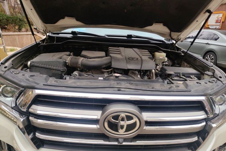 Used Toyota Land Cruiser 2019 4.0L VX-R Lowered Suspension Middle East Engine Bay