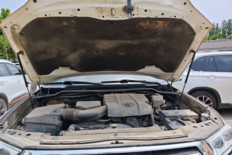 Used Toyota Land Cruiser 2019 4.0L VX-R Lowered Suspension Middle East Engine Bay