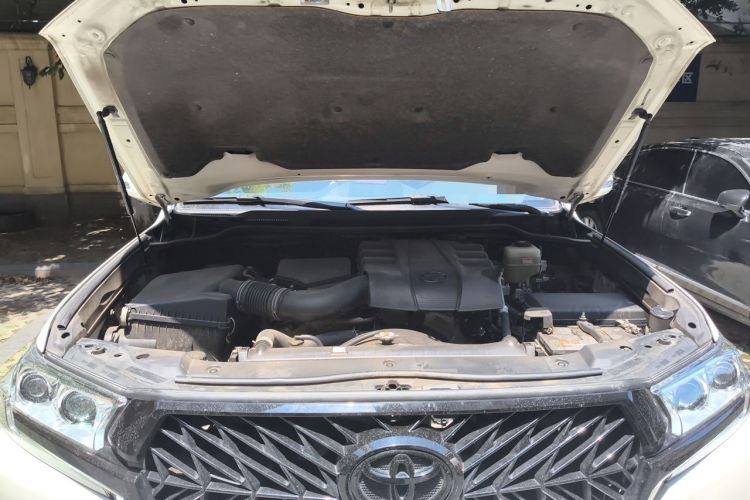 Used Toyota Land Cruiser  Engine Bay