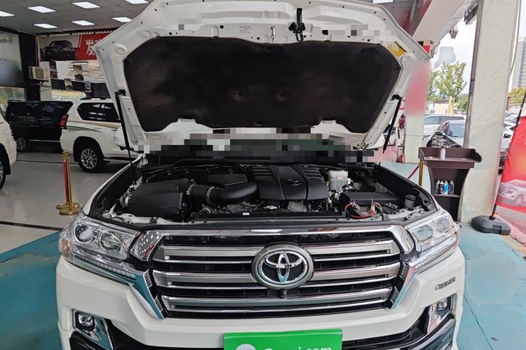Used Toyota Land Cruiser  Engine Bay
