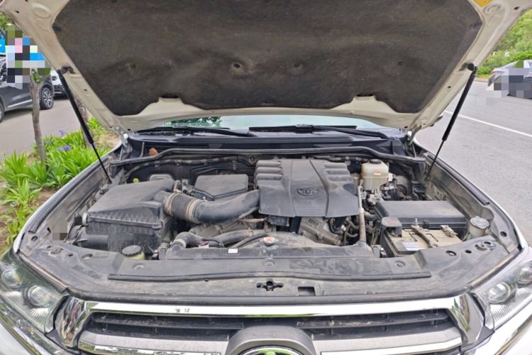 Used Toyota Land Cruiser  Engine Bay