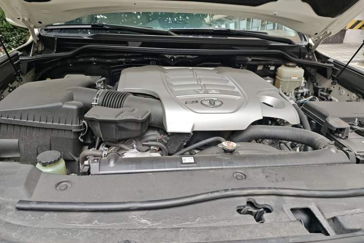 Used Toyota Land Cruiser  Engine Bay