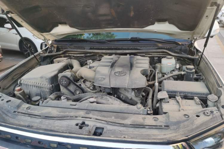 Used Toyota Land Cruiser  Engine Bay