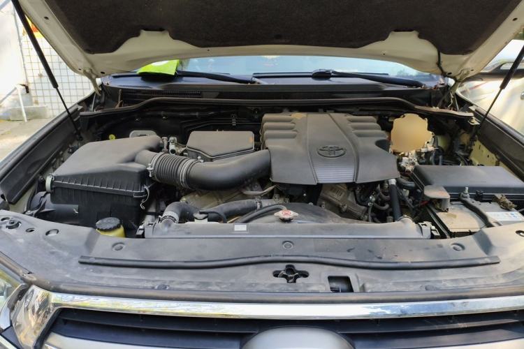 Used Toyota Land Cruiser  Engine Bay