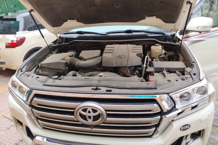 Used Toyota Land Cruiser  Engine Bay