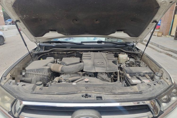 Used Toyota Land Cruiser  Engine Bay