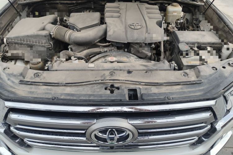 Used Toyota Land Cruiser  Engine Bay