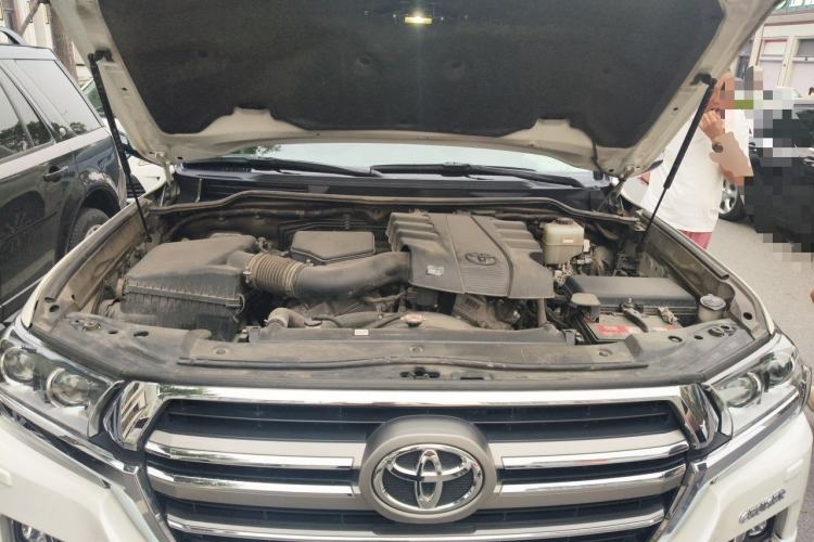 Used Toyota Land Cruiser  Engine Bay