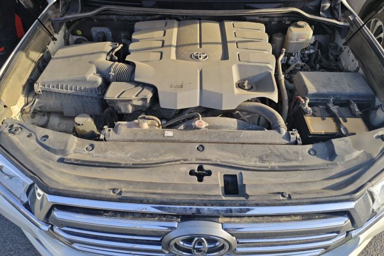 Used Toyota Land Cruiser  Engine Bay