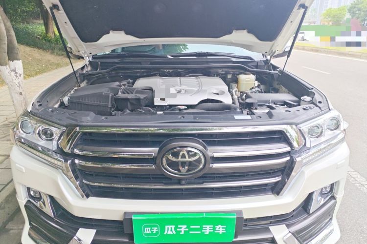 Used Toyota Land Cruiser  Engine Bay
