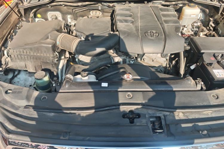 Used Toyota Land Cruiser  Engine Bay