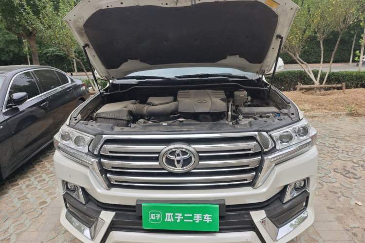 Used Toyota Land Cruiser  Engine Bay