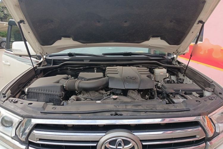 Used Toyota Land Cruiser  Engine Bay