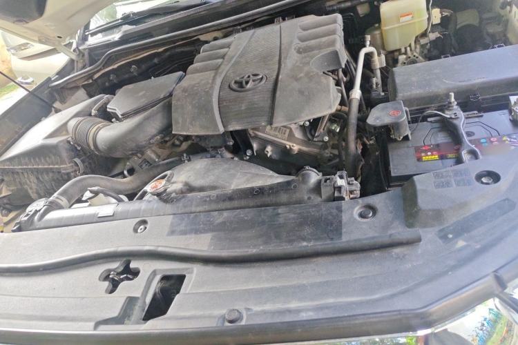 Used Toyota Land Cruiser  Engine Bay