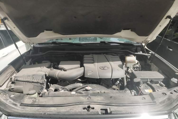 Used Toyota Land Cruiser 2019 4.0L 7-Seater Automatic Transmission Middle East Version Engine Bay