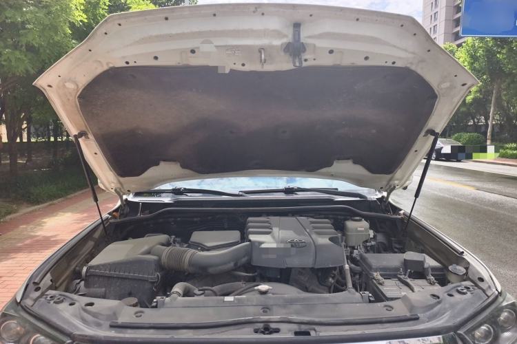 Used Toyota Land Cruiser 2019 4.0L Iron Wheels Refrigerator with Electric Base Basic Version—Middle East Engine Bay