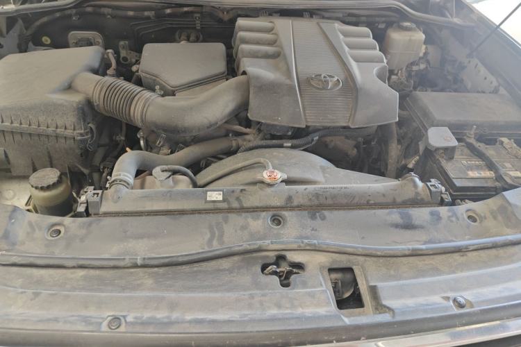 Used Toyota Land Cruiser  Engine Bay