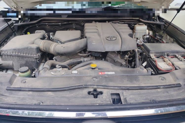 Used Toyota Land Cruiser  Engine Bay