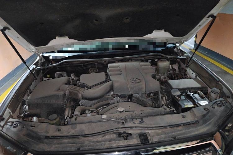 Used Toyota Land Cruiser 2019 4.0L Iron Wheels Refrigerator with Electric Base Basic Version—Middle East Engine Bay