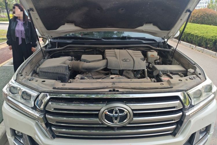 Used Toyota Land Cruiser  Engine Bay