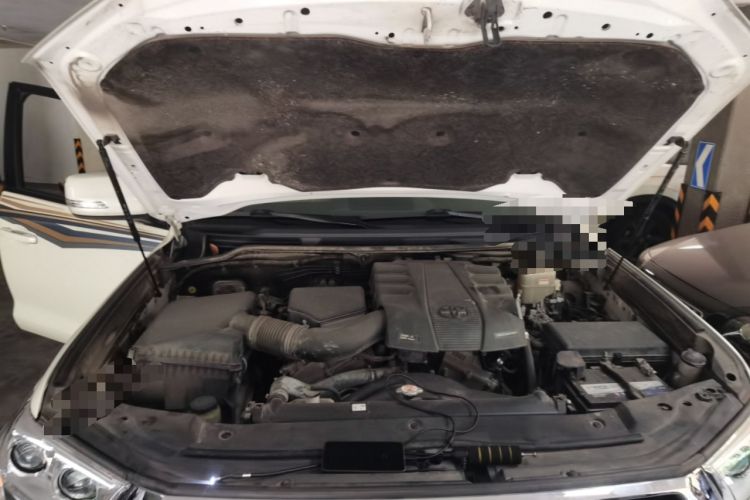 Used Toyota Land Cruiser  Engine Bay
