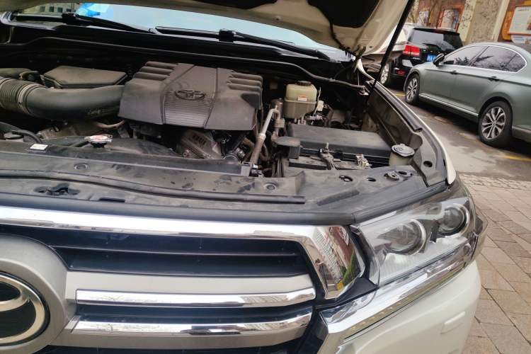 Used Toyota Land Cruiser 2019 4.0L VX-R Lowered Suspension Middle East Engine Bay Left