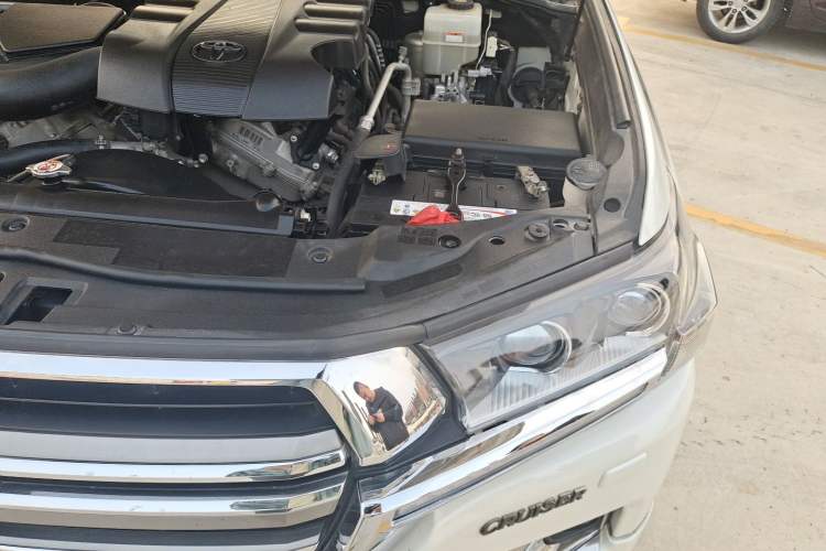 Used Toyota Land Cruiser 2019 4.0L GX-R GT Dual Fuel Sunroof Velvet Interior – Middle East Specification Engine Bay Left
