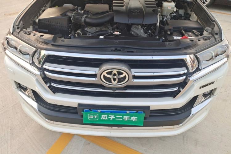 Used Toyota Land Cruiser 2019 4.0L GX-R GT Dual Fuel Sunroof Velvet Interior – Middle East Specification Engine Bay