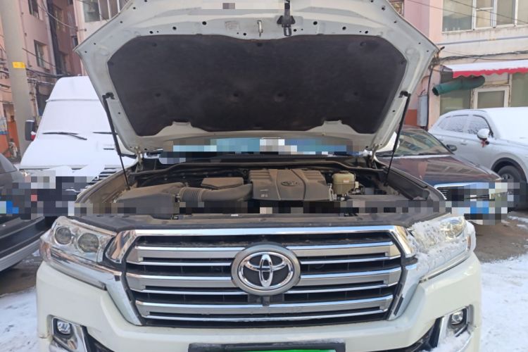 Used Toyota Land Cruiser 2019 4.0L Iron Wheels Refrigerator with Electric Base Basic Version—Middle East Engine Bay