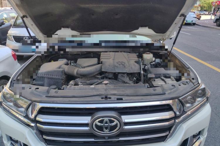 Used Toyota Land Cruiser  Engine Bay