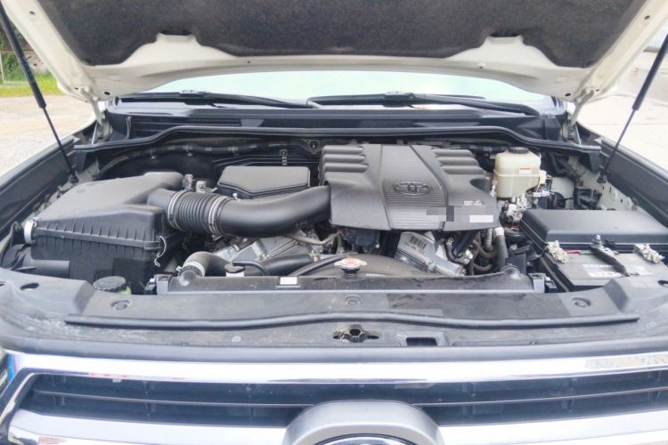 Used Toyota Land Cruiser  Engine Bay