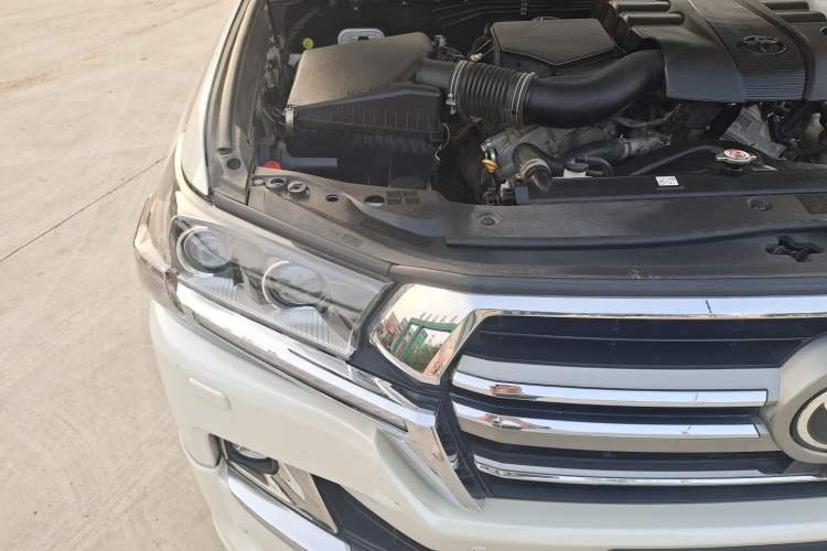 Used Toyota Land Cruiser 2019 4.0L GX-R GT Dual Fuel Sunroof Velvet Interior – Middle East Specification Engine Bay Right